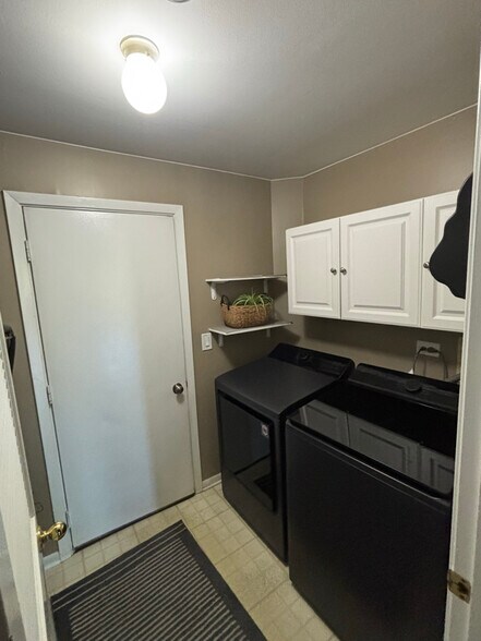 Building Photo - 517 Woodcrest Dr