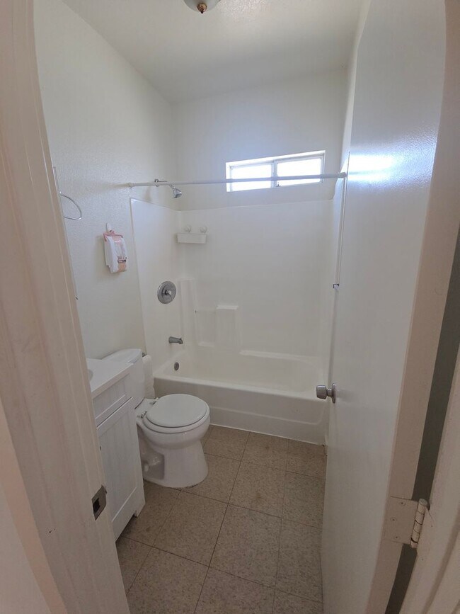 Building Photo - Spacious unit  by Americana And Galleria