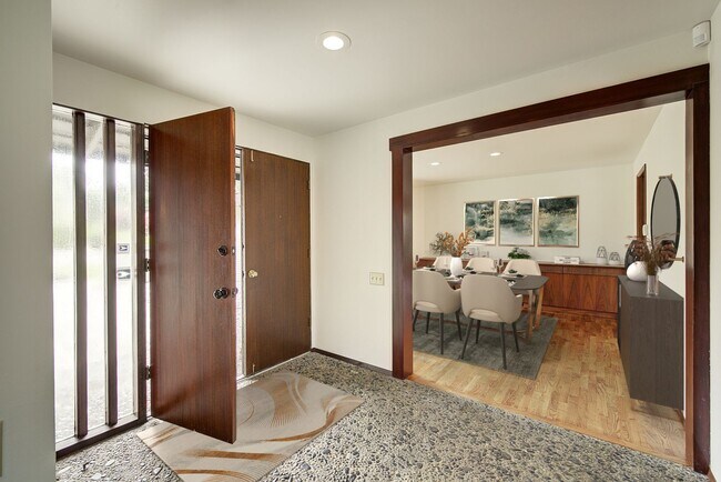 Building Photo - 4bd/2.5ba Clyde Hill Home