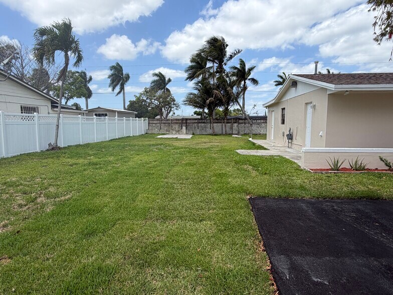 Building Photo - 10375 SW 152nd Ter