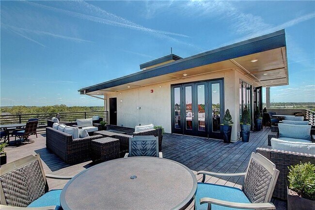 Building Photo - 810 S Rock St