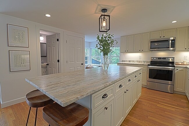 Building Photo - 113 Central St