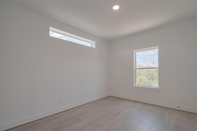 Building Photo - 1354 W 24th St