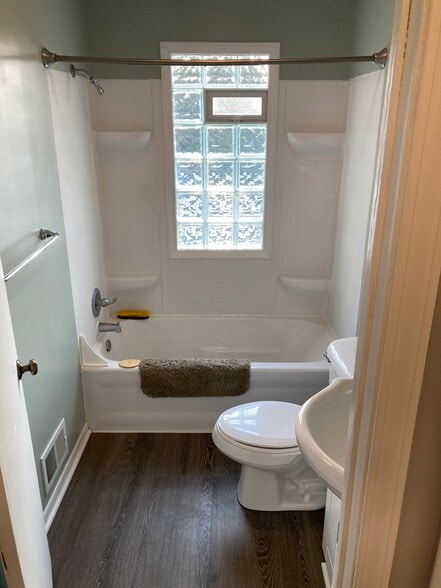 Upstairs bathroom - 5834 Lyndale Ave S