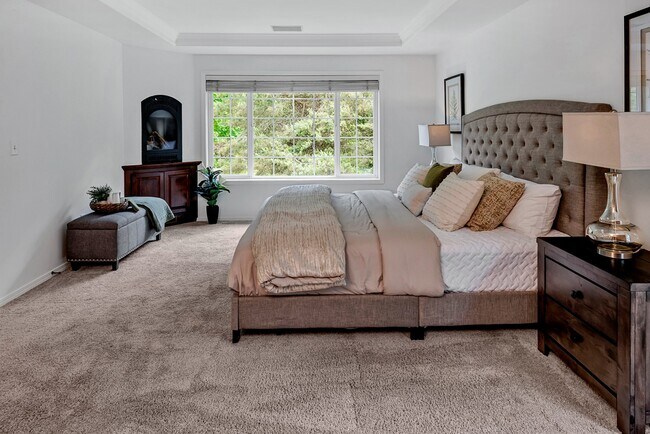 Building Photo - Luxurious 4-Bedroom Family Home Minutes Aw...