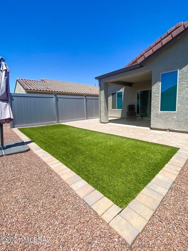 Building Photo - 2 Bedroom with Den in Red Rock