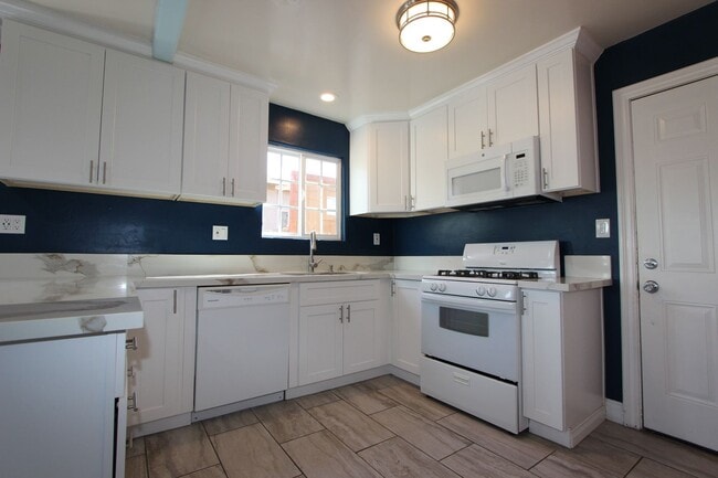 Building Photo - Beautiful 2 bedroom 1.5 bathroom available for rent now