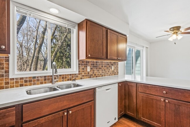 Building Photo - 1302 N Gammon Rd