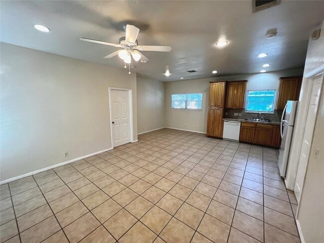 Building Photo - 5403 Evans Ave