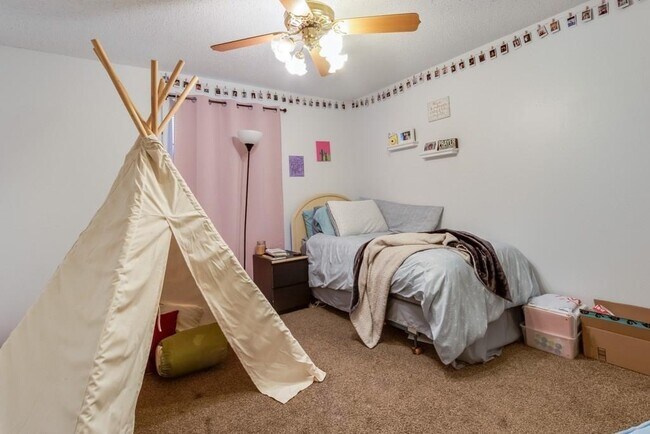 Building Photo - 2401 Leon St