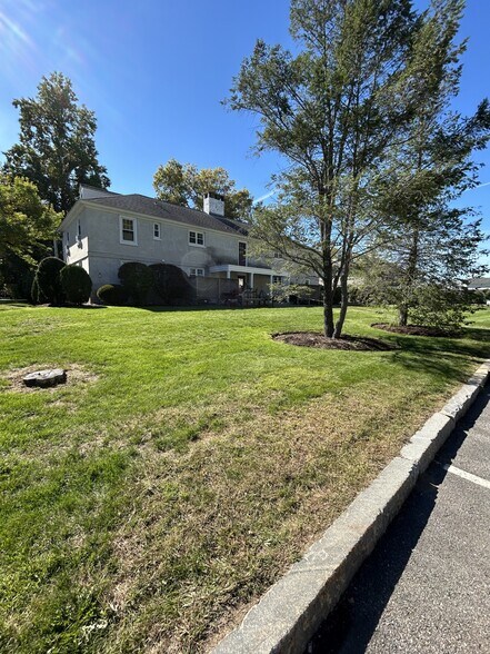 Building Photo - 165 Thoreau St