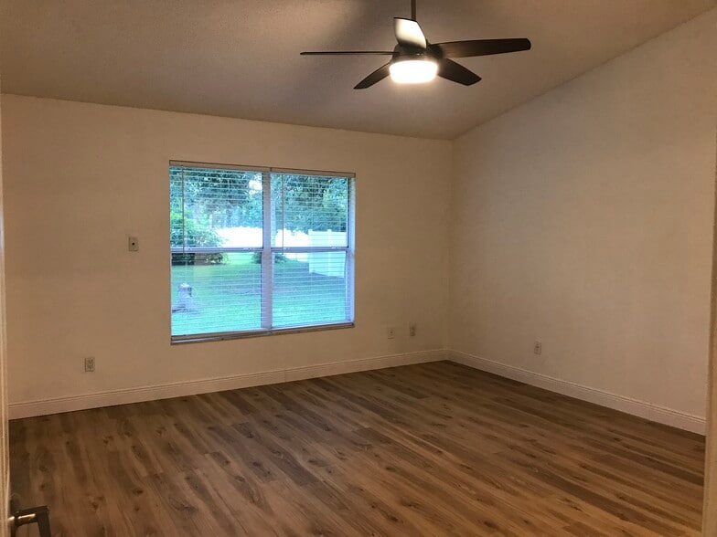 Master bedroom - 760 Riviera Dr NE