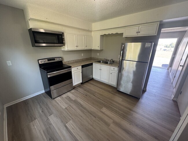 Building Photo - 179 Ingle Dr