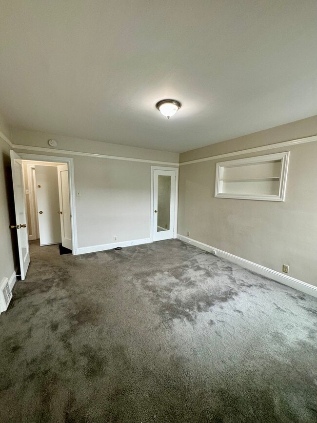 Building Photo - 615 Prague St