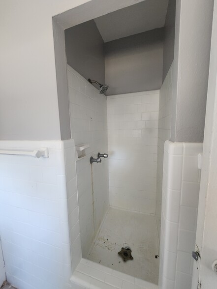 Shower - 2927 38th Ave N