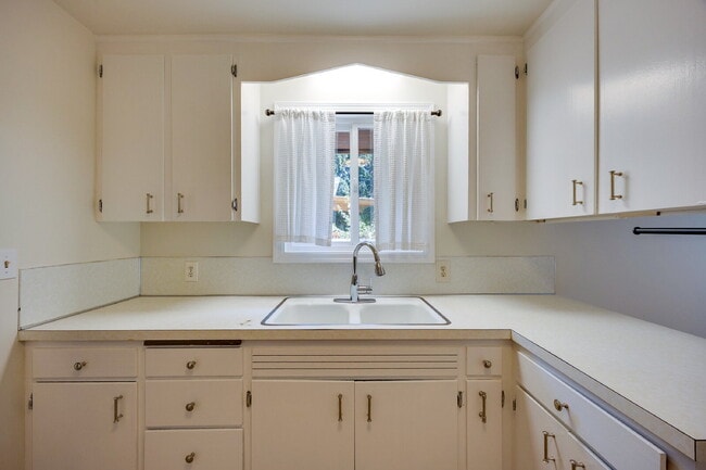 Building Photo - Charming House For Rent in Burien! Full Si...