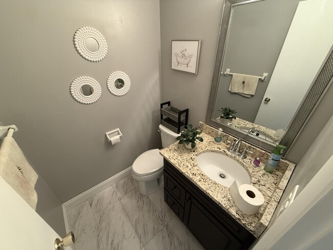 Building Photo - 250 N High Point