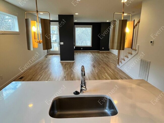 Building Photo - 4-Bedroom Home with Modern Comforts in a P...