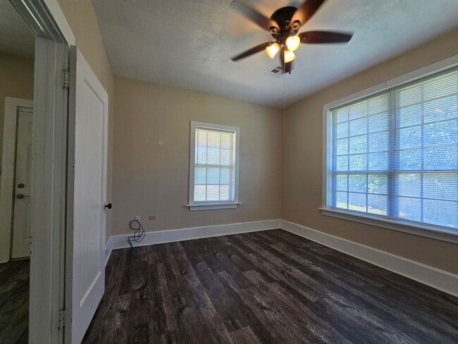 Building Photo - 400 S Cash