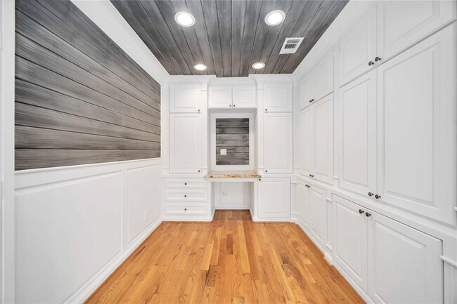 Building Photo - 4031 Fernwood Dr