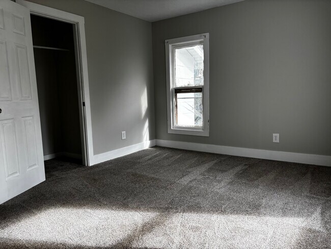 Building Photo - 129 Meachem Ave