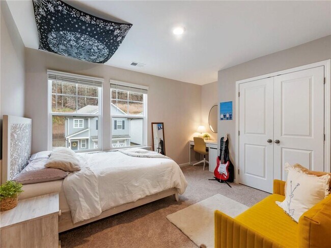 Building Photo - 680 Groover St