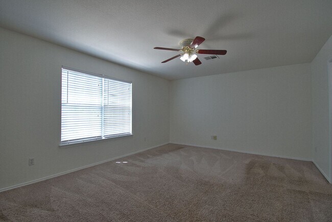 Building Photo - Well Maintained 4 Bed House in Kyle