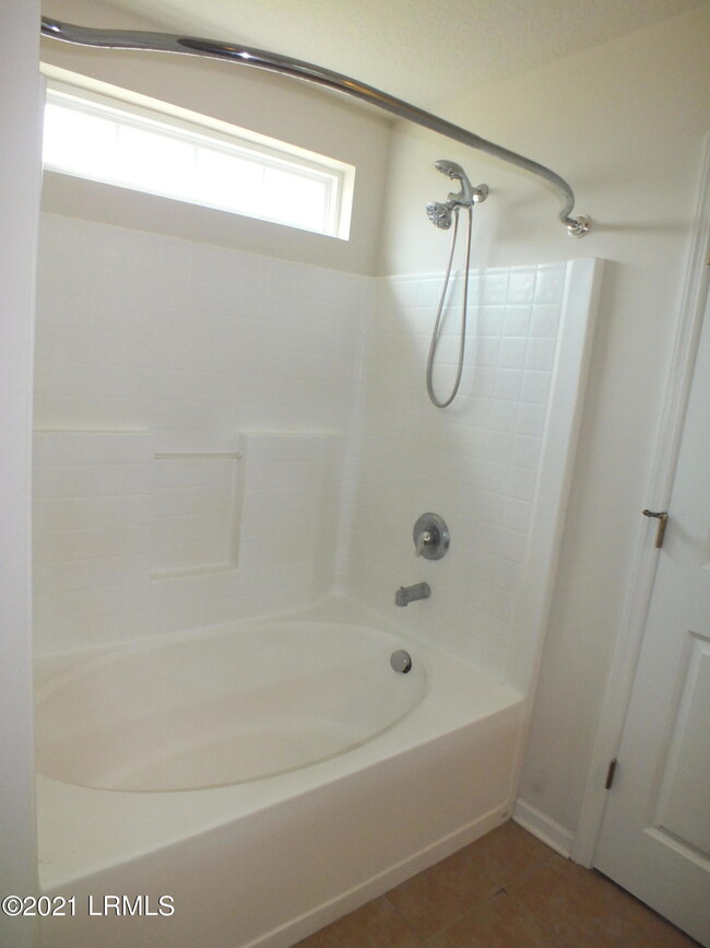 Building Photo - 255 Colony Dr