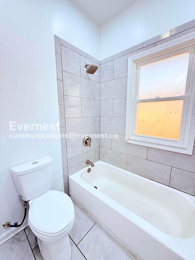 Building Photo - 2 Bed/1 Bath Home with Off-Street Parking / Vouchers Accepted / Available Now!