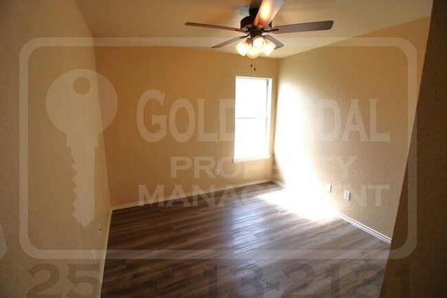 Building Photo - Cozy 3-bed, 2-bath fourplex now available for rent! - Don't miss out!