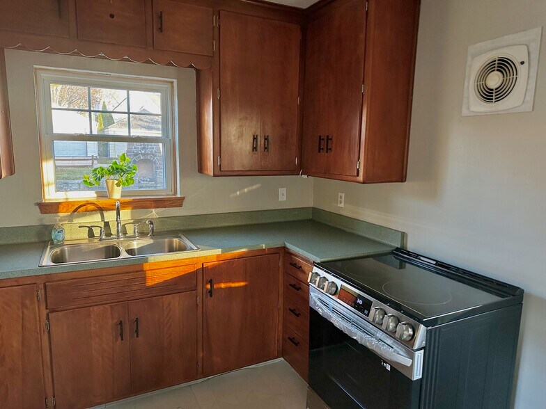 Kitchen - 3278 N 82nd St