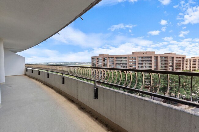 Building Photo - 1300 Crystal Dr