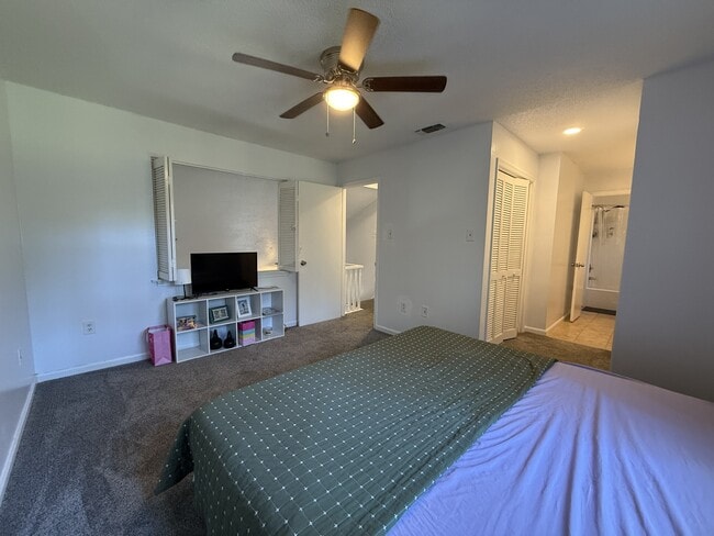 Building Photo - 151 Holland Park Cir