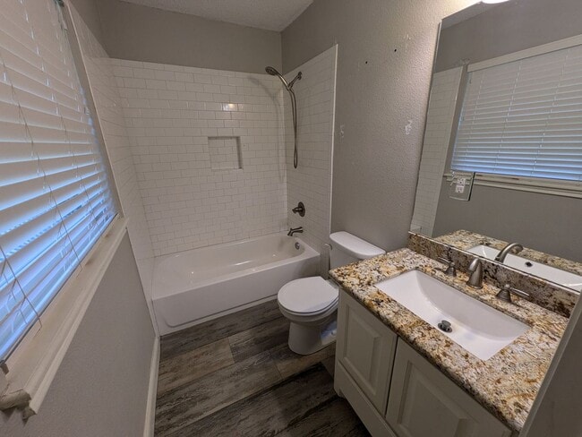 Building Photo - 2755 Evangeline Dr