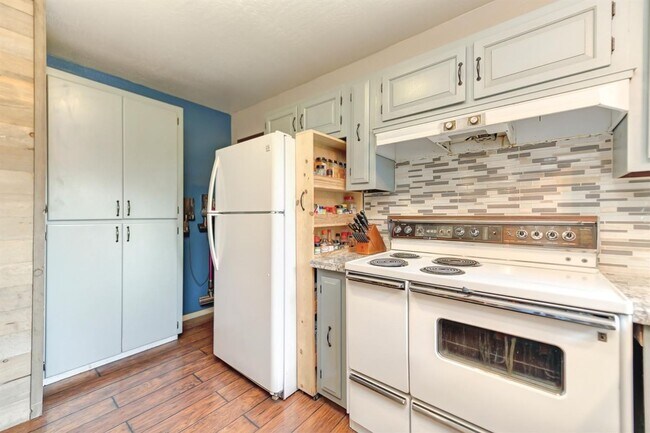 Building Photo - 2 Bedroom Home Tucked away in the Sierras