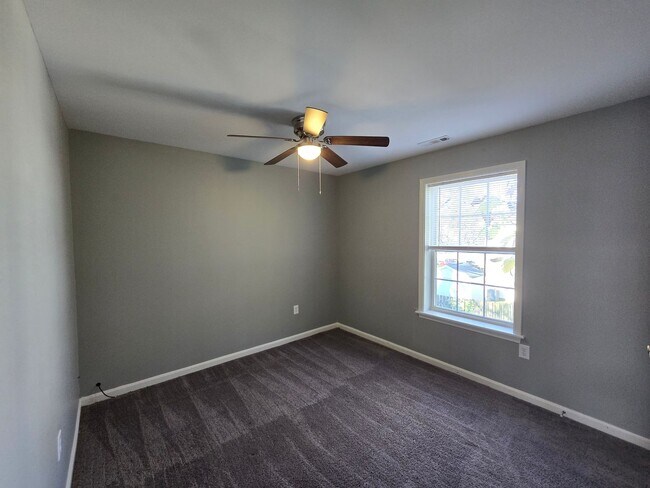 Building Photo - Updated 3 Bedrooms, 1.5 Bathrooms on a Dou...