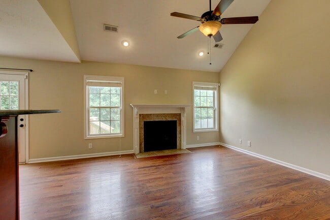 Building Photo - Sweet 3 bed 2 bath clost to post and I-24.