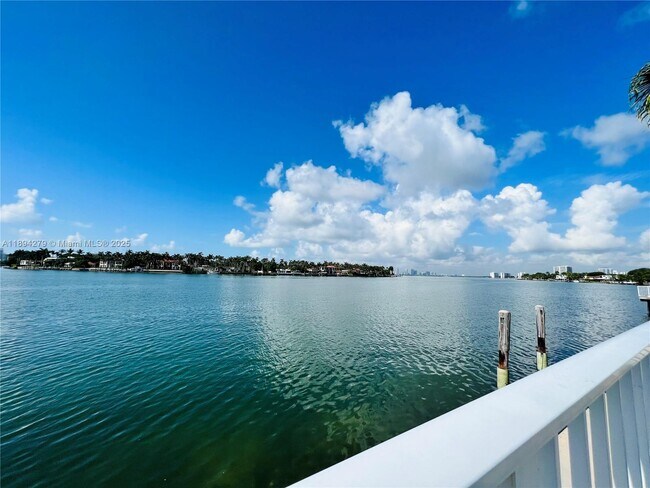 Building Photo - 950 Bay Dr