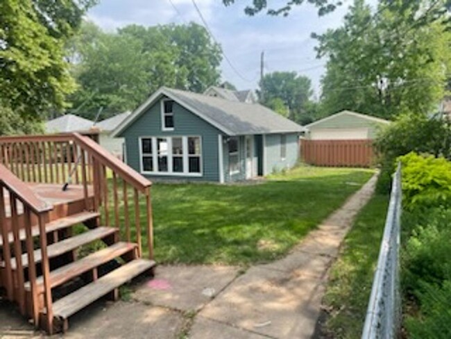 Building Photo - Beautiful, Charming and Well Maintained Fo...