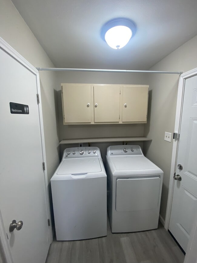 Building Photo - 992 Park Meadow Dr