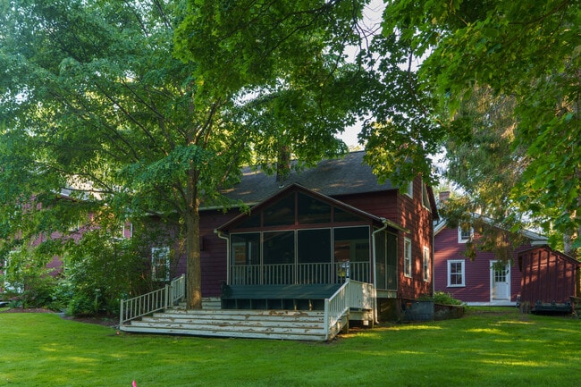 Building Photo - 45 Taconic Ave