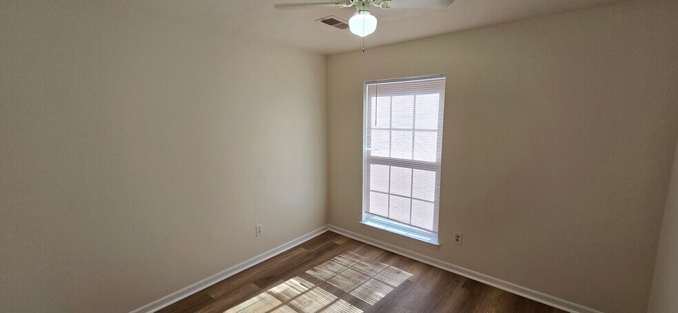Building Photo - 5200 Broken Oak Dr