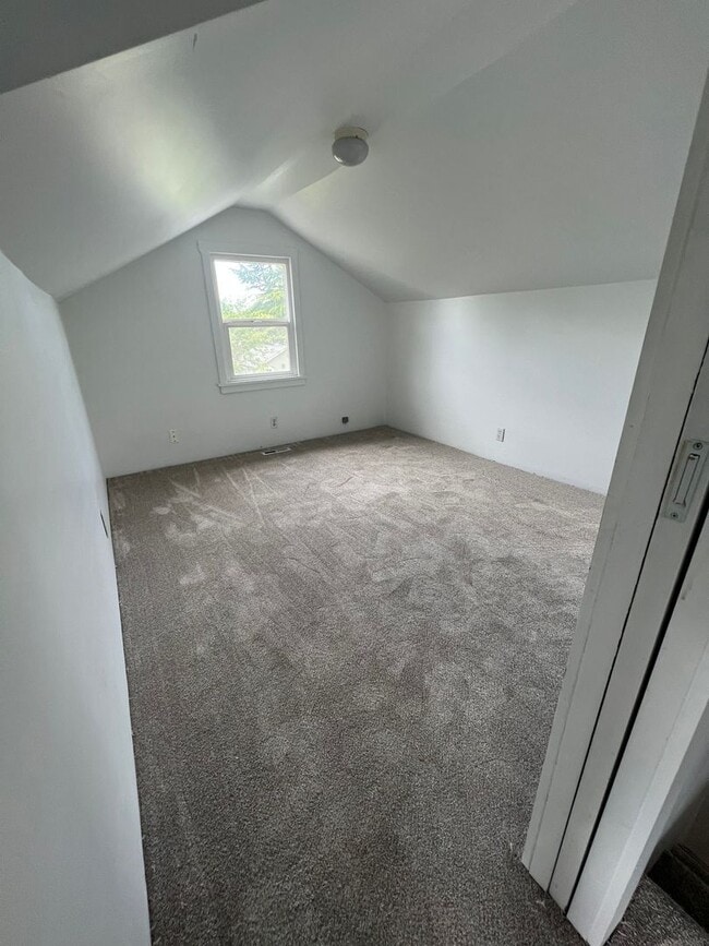 Building Photo - 3 Bedroom Greenwood Home!