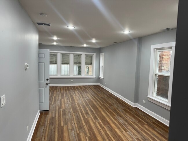 Building Photo - 7152 S Racine Ave