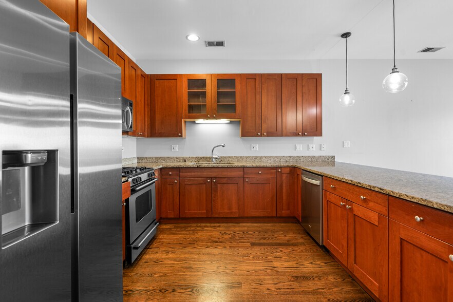 Building Photo - 529 N Racine Ave