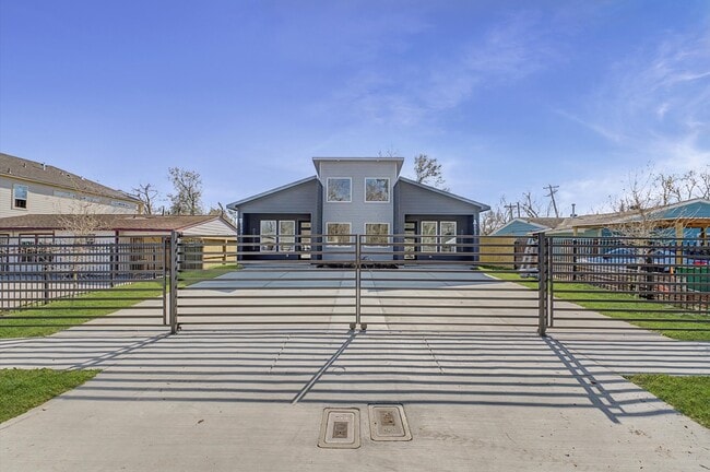 Building Photo - 5034 Pershing St