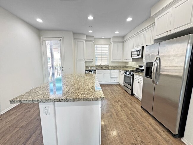 Building Photo - Spacious 3Bd/3.5Ba Home With Views and All...