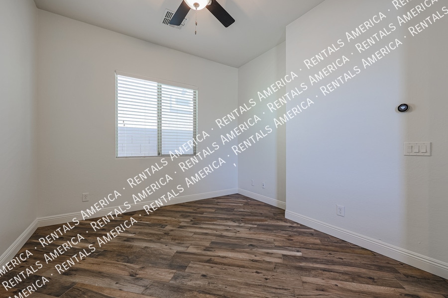 Building Photo - 4121 E Yellowstone Pl