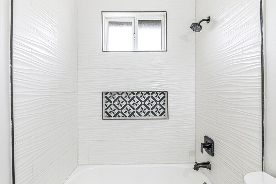 Building Photo - 125 E Spring St