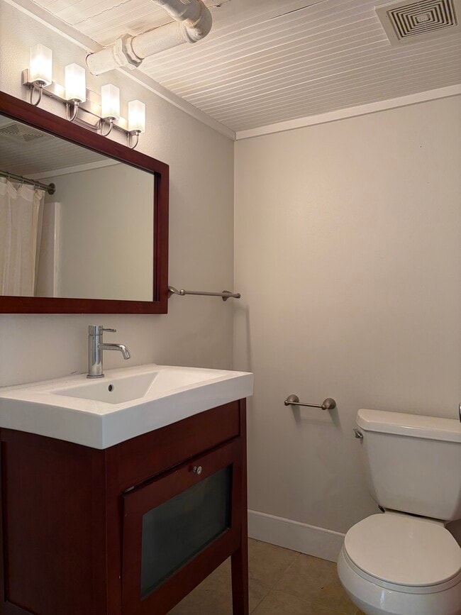 Building Photo - 934 W Shore Dr